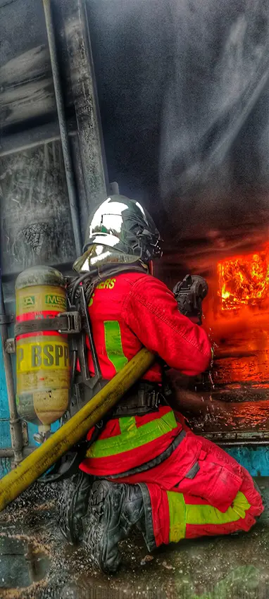 Pompier face au feu lance à incendie diphasique - Zelup